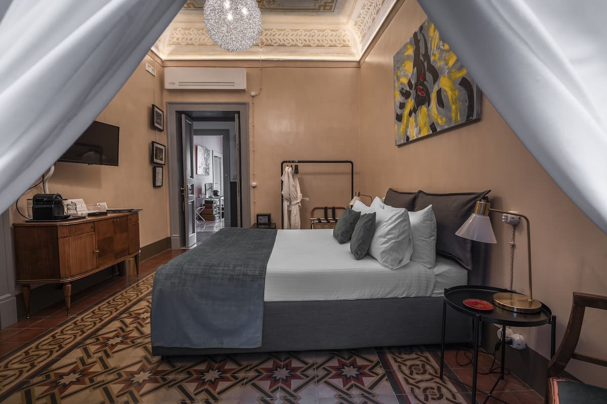 1 bedroom, desk, laptop workspace, blackout curtains