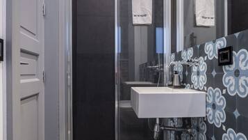 Junior-suite | Badeværelse | Bruser, hårtørrer, bidet, håndklæder