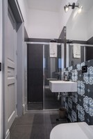 Junior Suite | Bathroom | Shower, hair dryer, bidet, towels