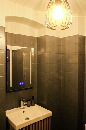 Secador de pelo, toallas, jabón y champú