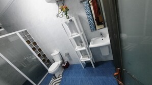 A bathroom with a shower, toilet, and sink. - EFUA ANOAH HOTEL & APARTMENT (Sekondi-Takoradi)