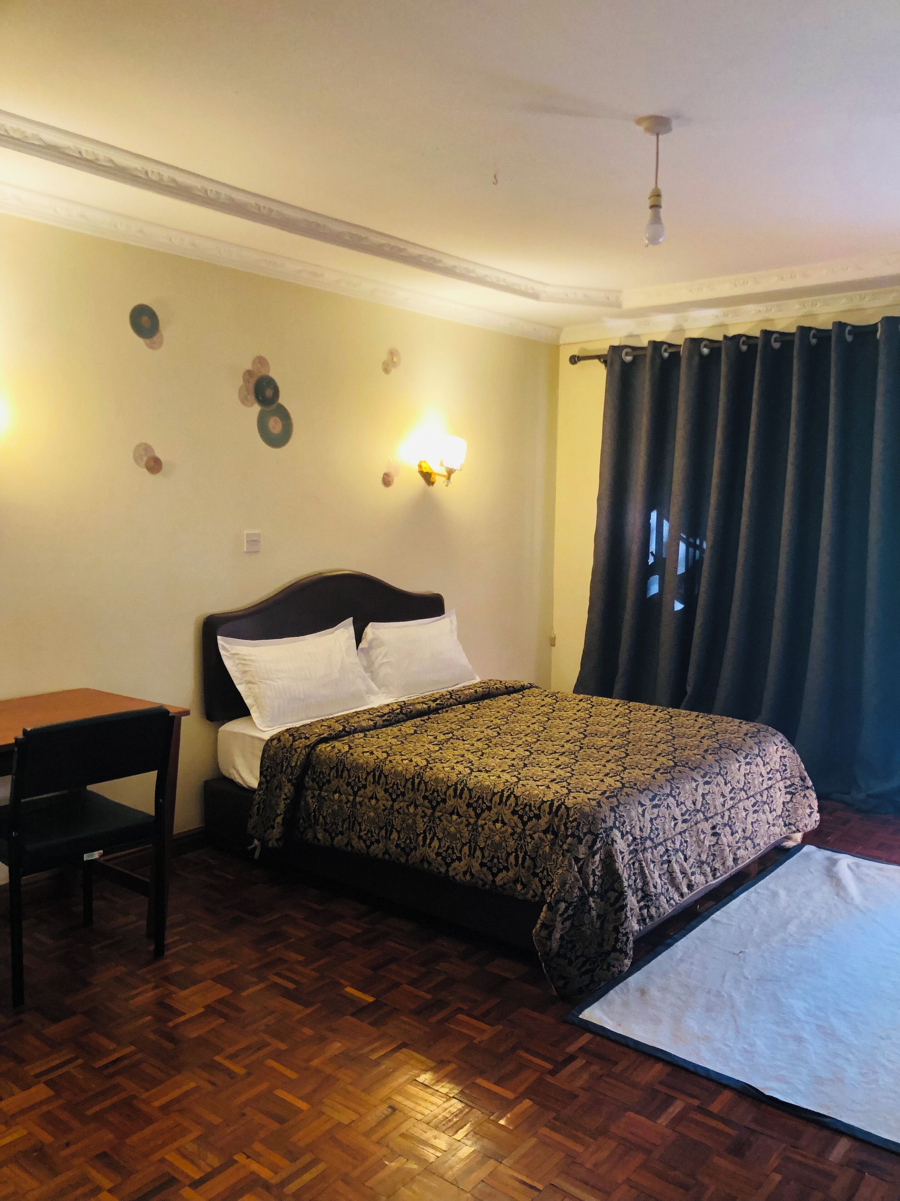 6 bedrooms, iron/ironing board, WiFi, bed sheets