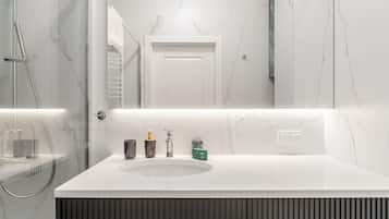 Premium Apartment | Bathroom | Shower, hair dryer, towels, soap