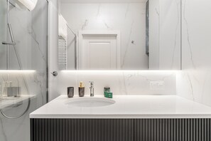 Premium Apartment | Bathroom | Shower, hair dryer, towels, soap - ShortStayPoland Premium Herbu Korczak P2 (Warsaw)