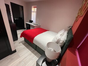 1 bedroom, iron/ironing board, WiFi, bed sheets - Letzi private en-suite, North Harrow. (North Harrow)