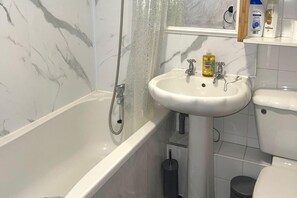 Shower, free toiletries, hair dryer, towels - Impeccable Spacious 6-bed House in Romford (Romford)