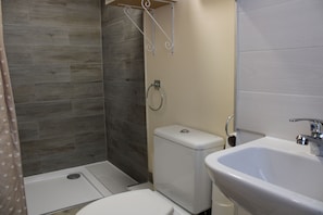 Maison | Salle de bain | Douche, articles de toilette (gratuits), séchoir à cheveux
