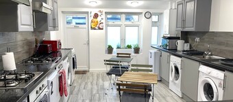 Impeccable Spacious 6-bed House in Romford