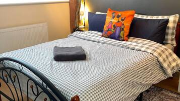 6 bilik tidur, seterika/papan seterika, Wi-fi percuma, cadar katil