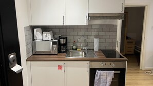 Een koelkast, een magnetron, een oven, een kookplaat