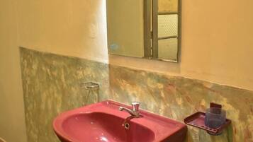 Villa | Bathroom | Shower, free toiletries, towels