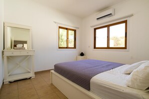2 bedrooms, iron/ironing board, free WiFi, bed sheets - Captivating 2-bed House (Agios Theodoros)