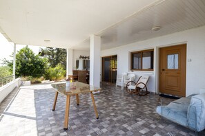 Terrace/patio - Captivating 2-bed House (Agios Theodoros)
