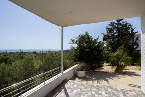 Property grounds - Captivating 2-bed House (Agios Theodoros)