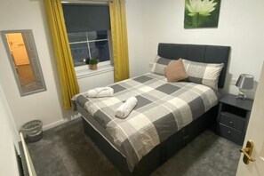 2 dormitorios, tabla de planchar con plancha, ropa de cama