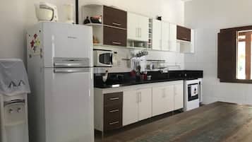 Microondas, horno, placa de cocina y utensilios de cocina