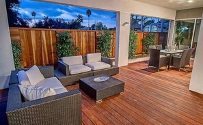 Outdoor dining - Gorgeous two Bedroom House near Ventura Blvd (Los Angeles)