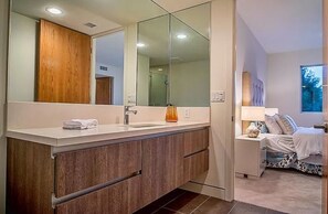 Towels, soap, toilet paper - Gorgeous two Bedroom House near Ventura Blvd (Los Angeles)