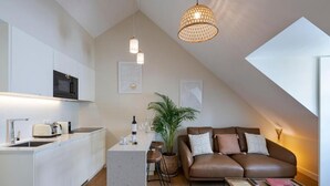 A modern loft apartment with a kitchen, dining area, and living space. - Montain View Guesthouse Pretoria (Pretoria)