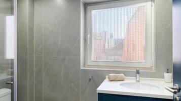 Towels, soap, shampoo, toilet paper