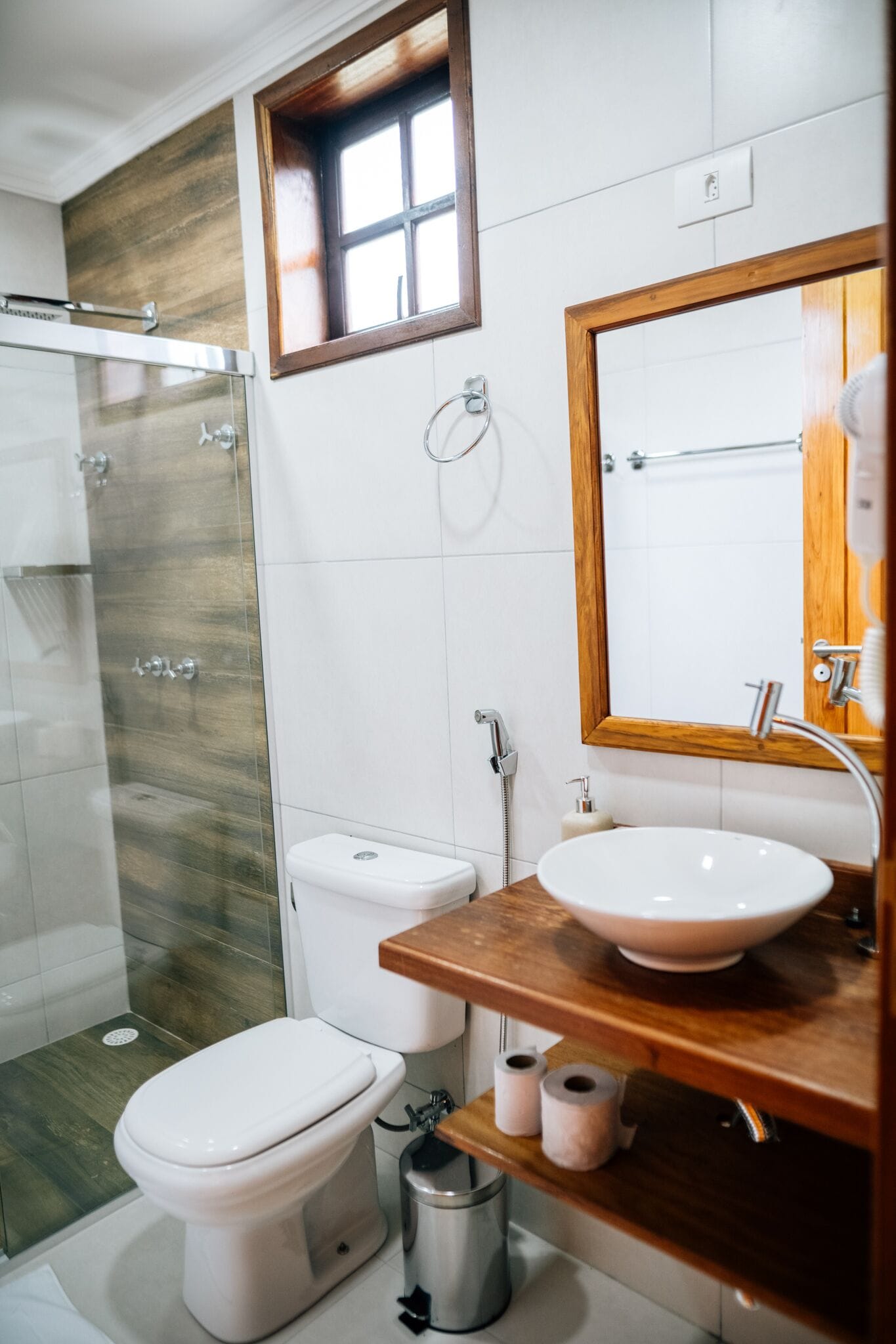 Ein Badezimmer mit Toilette, Waschbecken und Dusche.