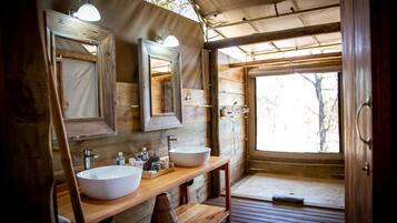 Ducha, cabezal de ducha tipo lluvia, toallas y jabón