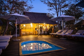 2 piscines extérieures, parasols, chaises longues