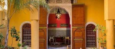 المنشأة من الداخل