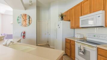 House, 4 Bedrooms | Private kitchen