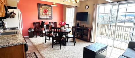 Condo, 2 phòng ngủ | Khu phòng khách | Smart TV