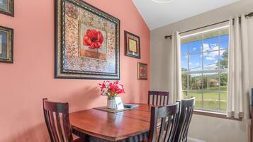 Condo, 2 chambres | Restauration