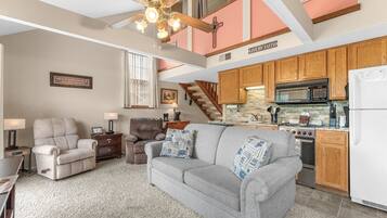 Condo, 2 chambres | Aire de séjour | Téléviseur connecté