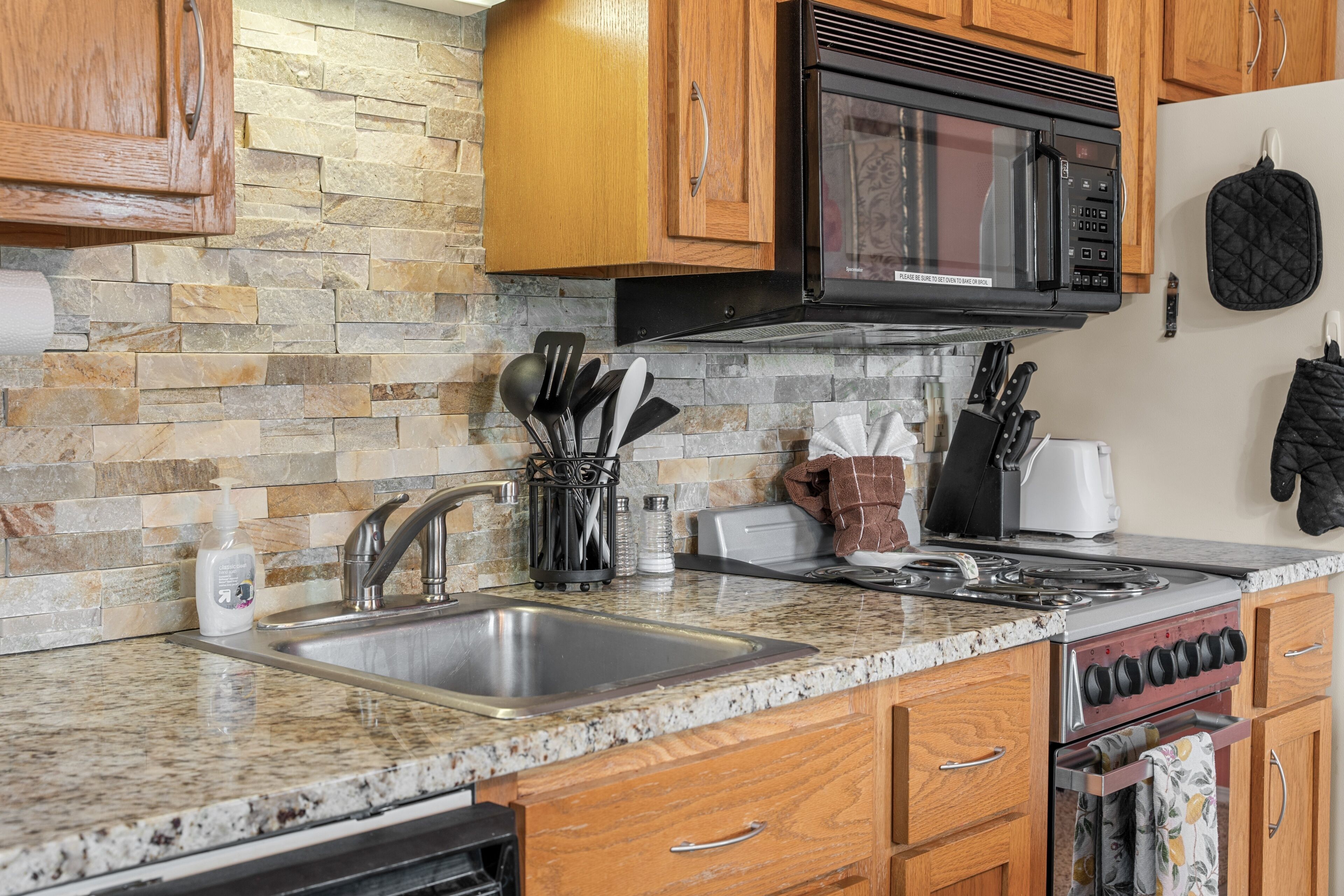 Condo, 2 Bedrooms | Private kitchen