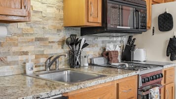 Condo, 2 chambres | Cuisine privée | Cafetière-théière, réfrigérateur, un four, grille-pain