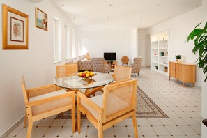 Apartment | Living area | 110-cm flat-screen TV with cable channels - Sun Spalato Harmony (Split)