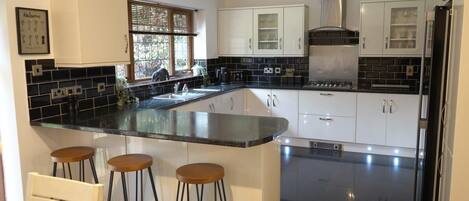 Refrigerador, microondas, horno y parrilla de estufa