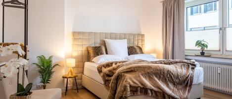 Ropa de cama de alta calidad, muebles diferentes y escritorio