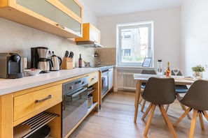 Appart'hôtel | Cuisine privée | Réfrigérateur, micro-ondes, four, plaque de cuisson