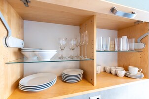 Apartamento | Cocina privada | Frigorífico, microondas, horno y placa de cocina