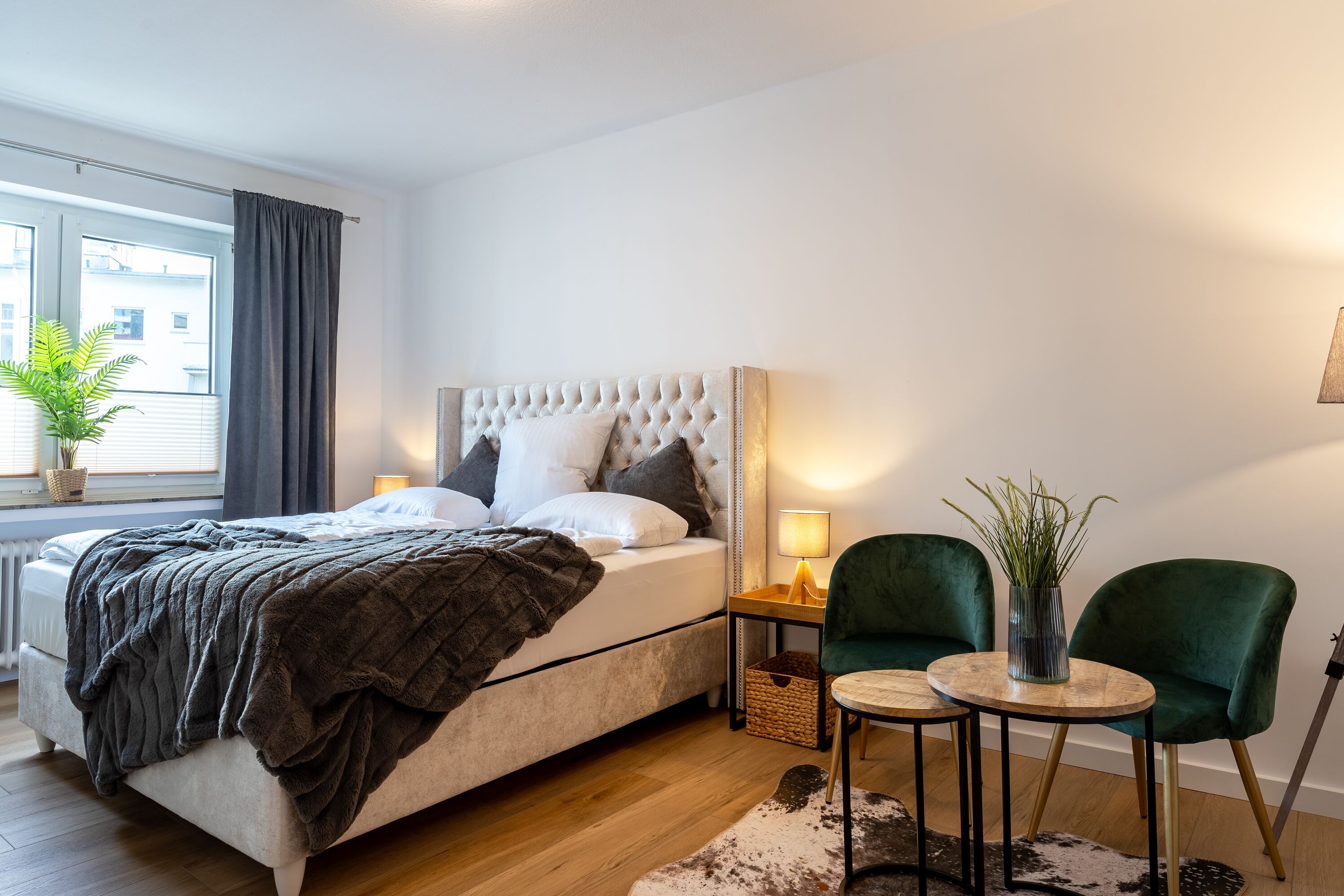 Huoneisto | Ylelliset vuodevaatteet, yksilöllisesti kalustettu, työpöytä