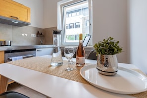 Appart'hôtel | Cuisine privée | Réfrigérateur, micro-ondes, four, plaque de cuisson