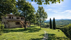 A stone house with a stone pathway leading to a garden. - Scappo in Umbria, Dolce Godera (LUGNANO IN TEVERINA)