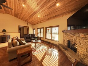 Una Smart TV, una chimenea