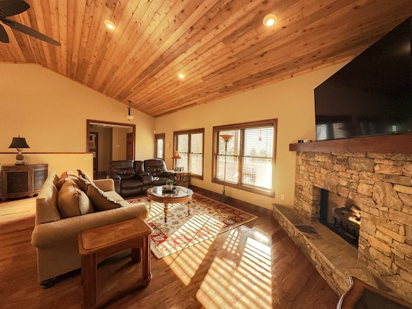 Smart TV y chimenea 