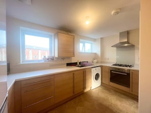 Private kitchen - Spacious room with study table next to university (Hatfield)