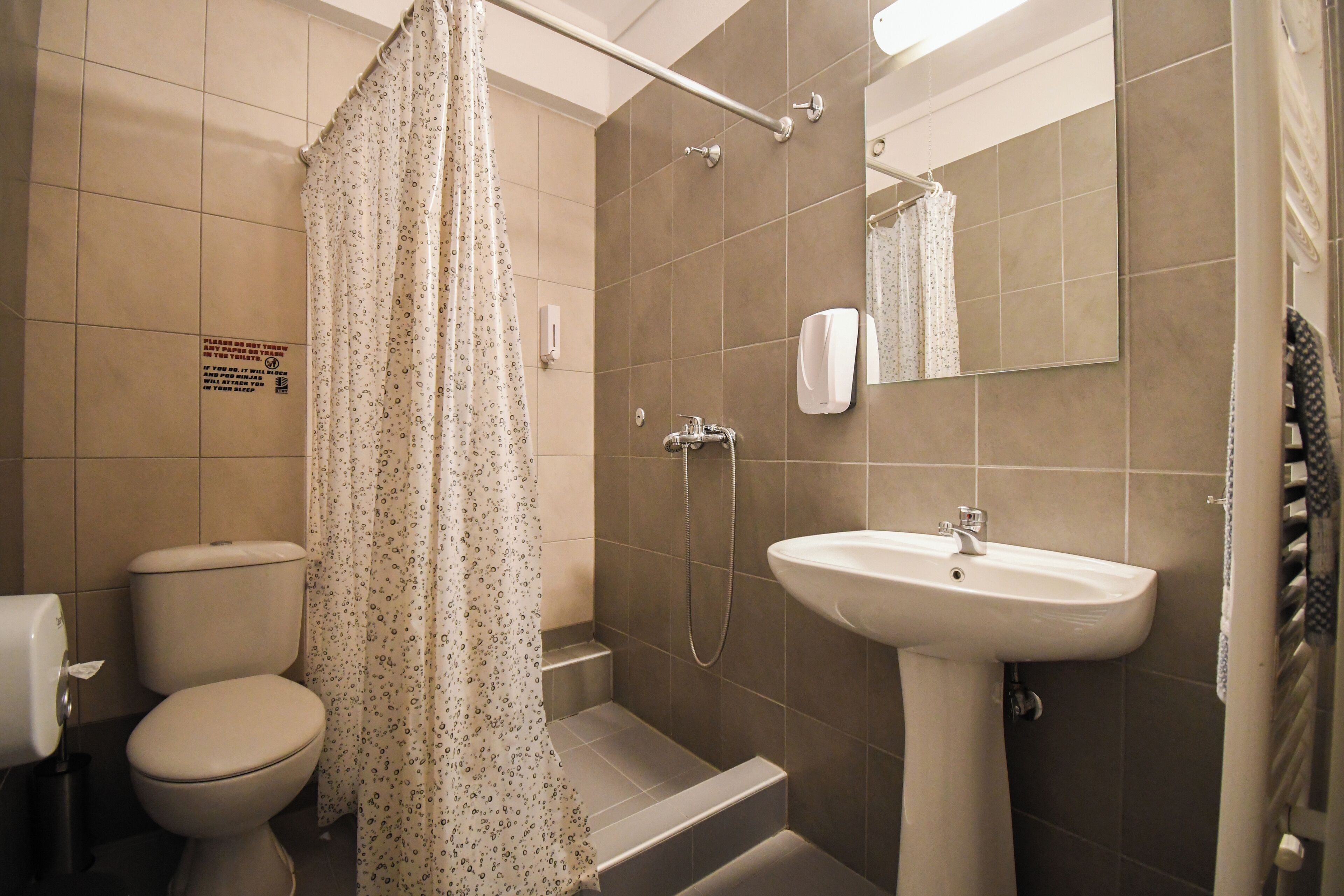 Ein Badezimmer mit Toilette, Dusche und Waschbecken.