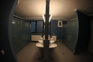 Regadera, toallas, shampoo, papel de baño 