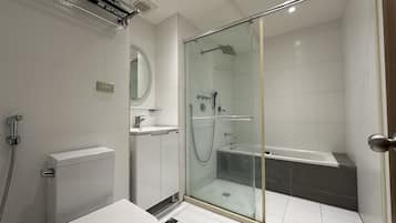 Suihku, hiustenkuivaaja, saippua, sampoo