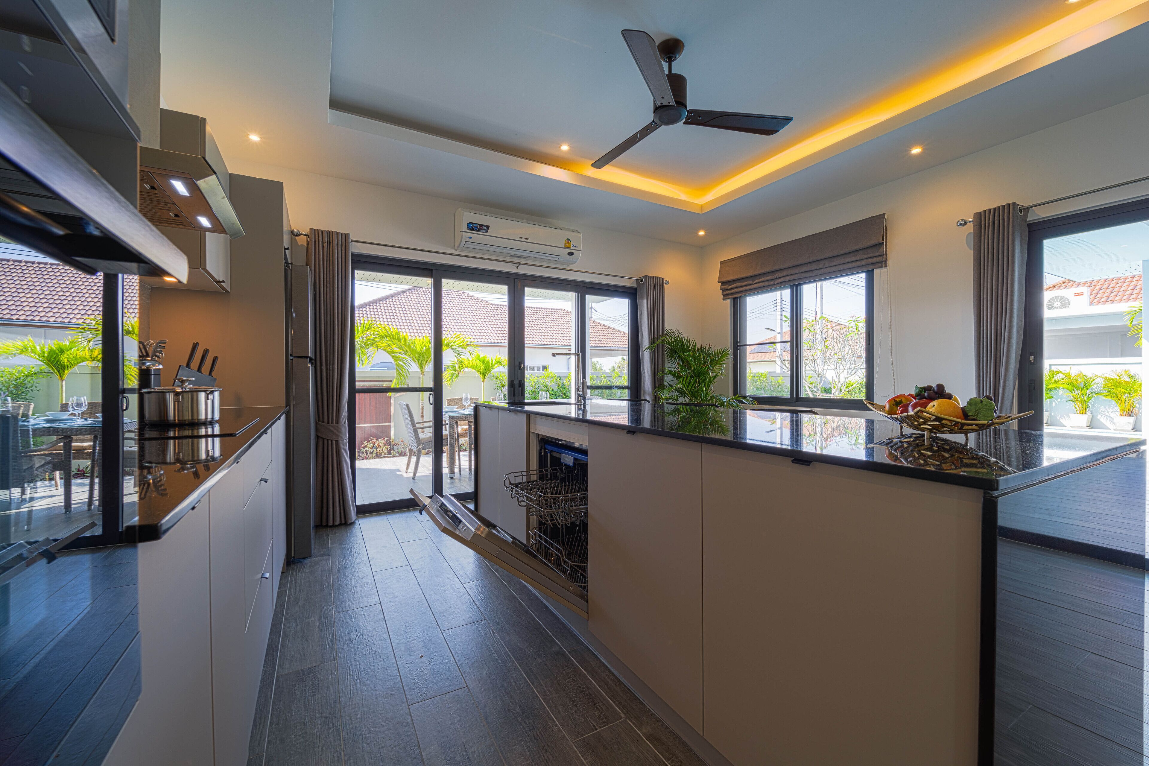 Full-sized fridge, microwave, oven, stovetop