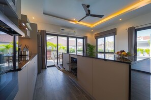 Kjøleskap, mikrobølgeovn, ovn og kokeplater